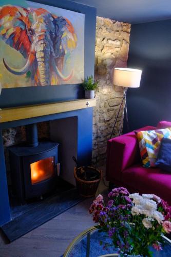 Pilning House | The Wave Cottage - 3 Bedroom with off road Parking for 3 Cars or Vans & EV point