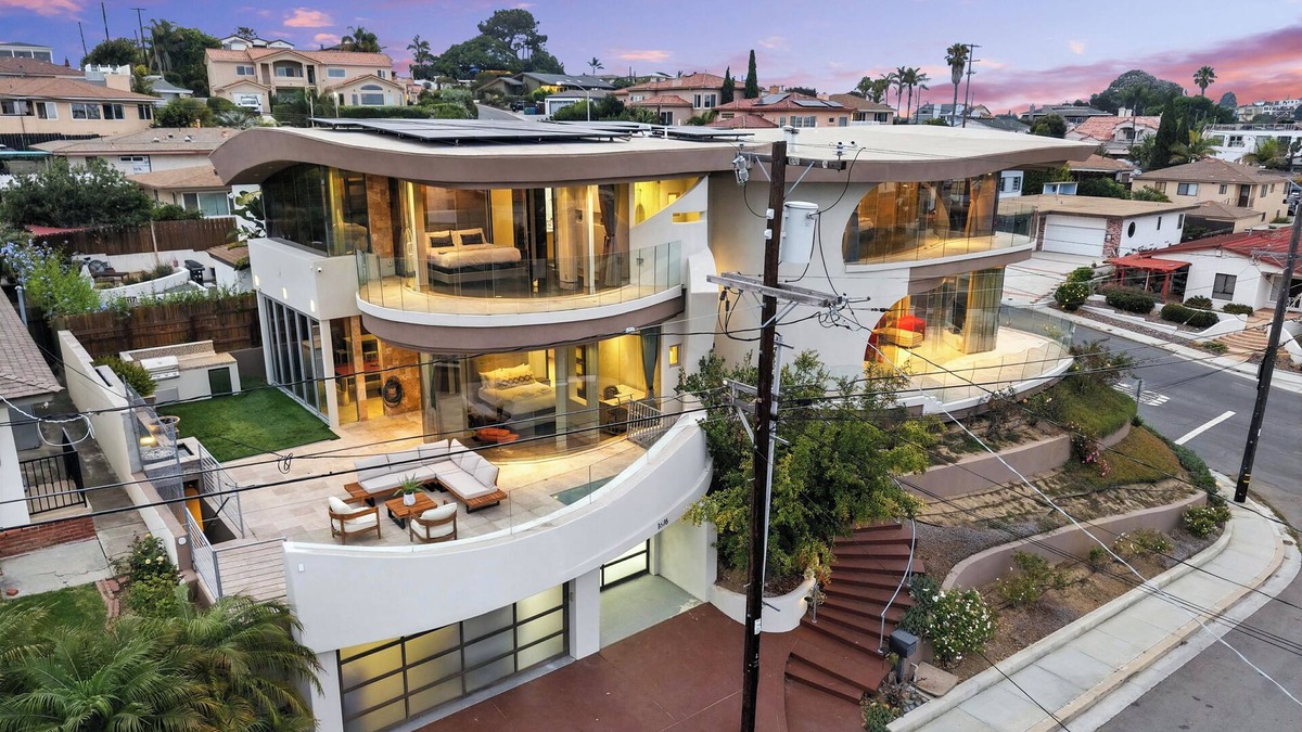 Roseville - Fleet Ridge House | The Wave House | Custom Gem w/Panoramic Views, Fire Pit, BBQ, Pool Table & Wraparound Balconies