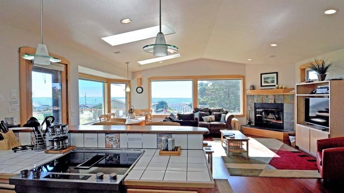 Sandpiper Village House | The Waves House! Breathtaking Ocean View, Hot Tub, King Beds, Dog-Friendly.