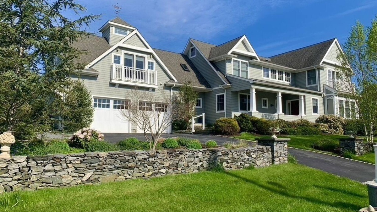 Jamestown House | The Waves of Jamestown©
