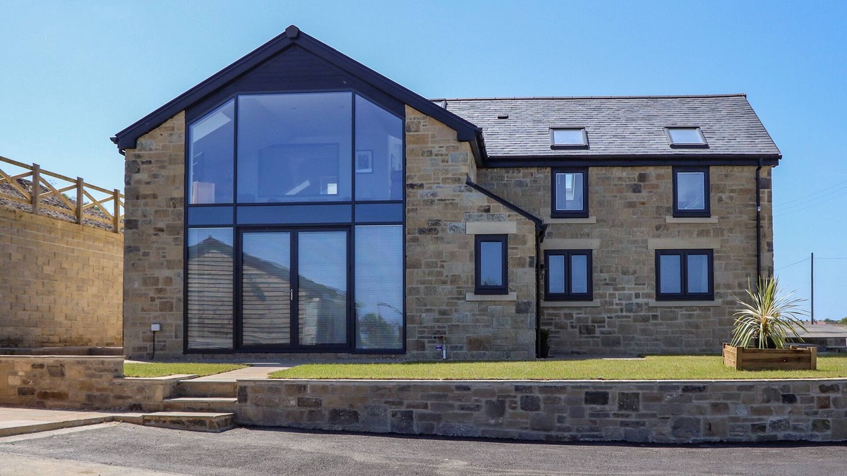 Amble House | THE WAVES, pet friendly, character holiday cottage in Amble