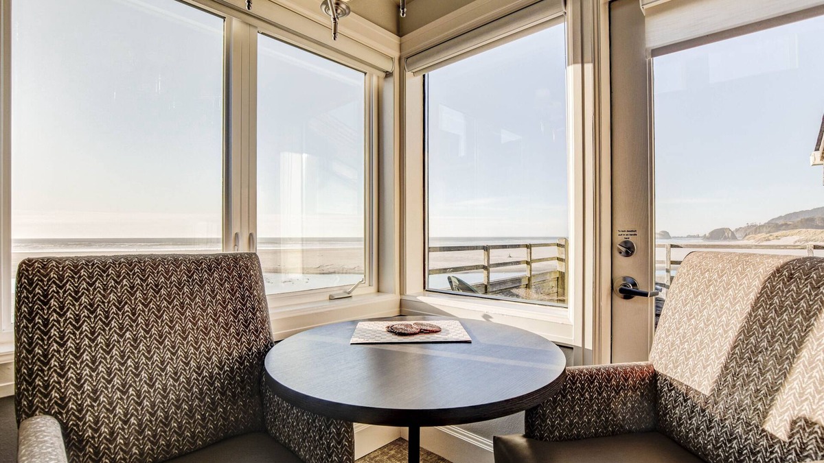Downtown Cannon Beach Hotel | The Waves/The Argonauta Inn/The White Heron Lodge
