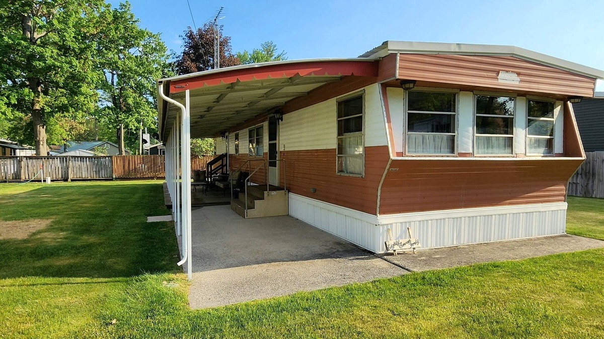 White Cloud House | The Way Back - Groovy 1970s Time Capsule – Retro Vibes, Modern Comfort!