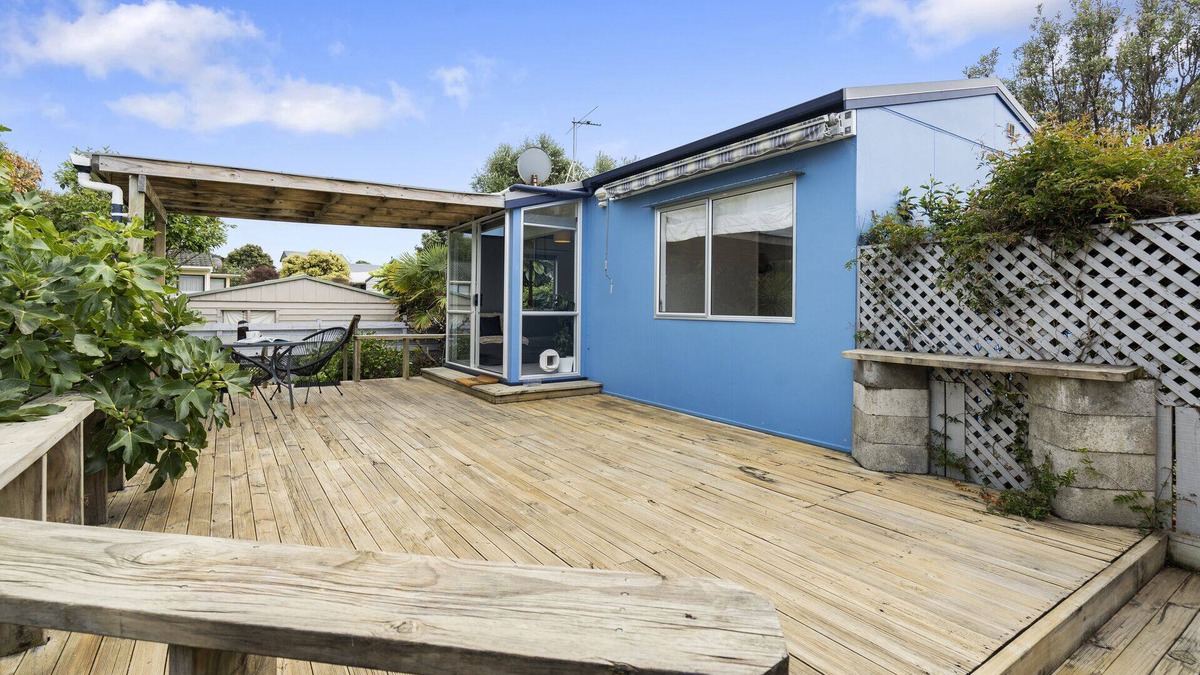 Waikanae House | The Wee Blue Bach - Waikanae Beach Holiday Home