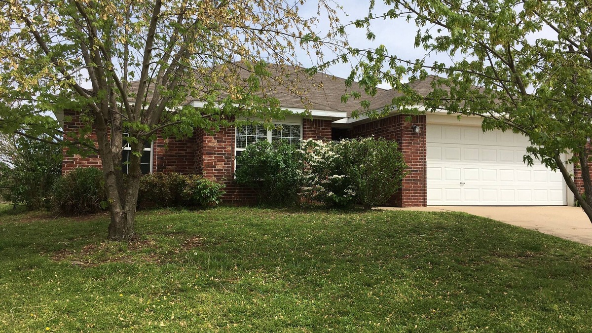 Bentonville House | The Weekender Family & MTB Retreat with garage, playhouse, firepit, sleeps 7+