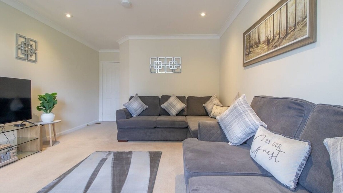 Motherwell Apartment | The Well - 3 bedroom apartment