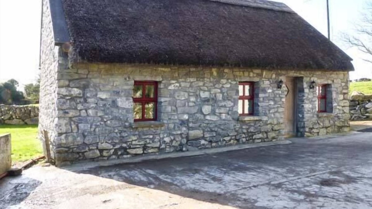 Kinvara Cottage | THE WELL HOUSE, pet friendly in Kinvara, County Galway
