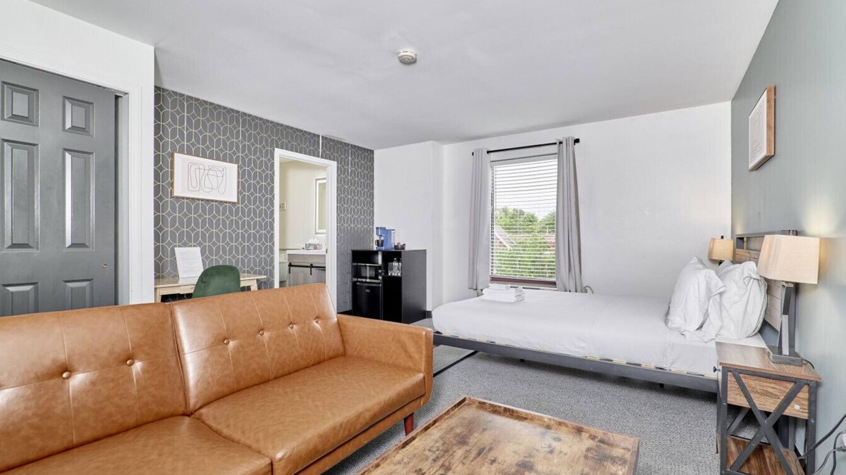 Central West End Hotel | The West End - Futon with Queen