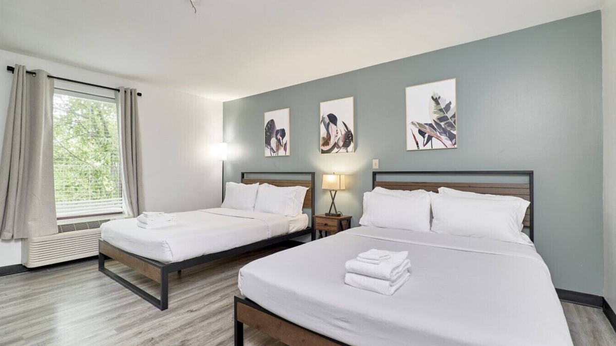 Central West End Hotel | The West End Hotel- 2 Queen Beds