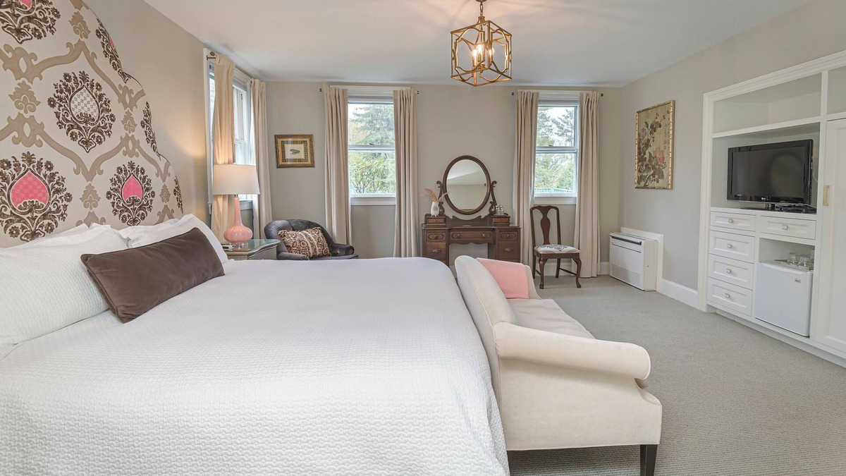 Ridgefield Hotel | The West Lane Inn - King Room