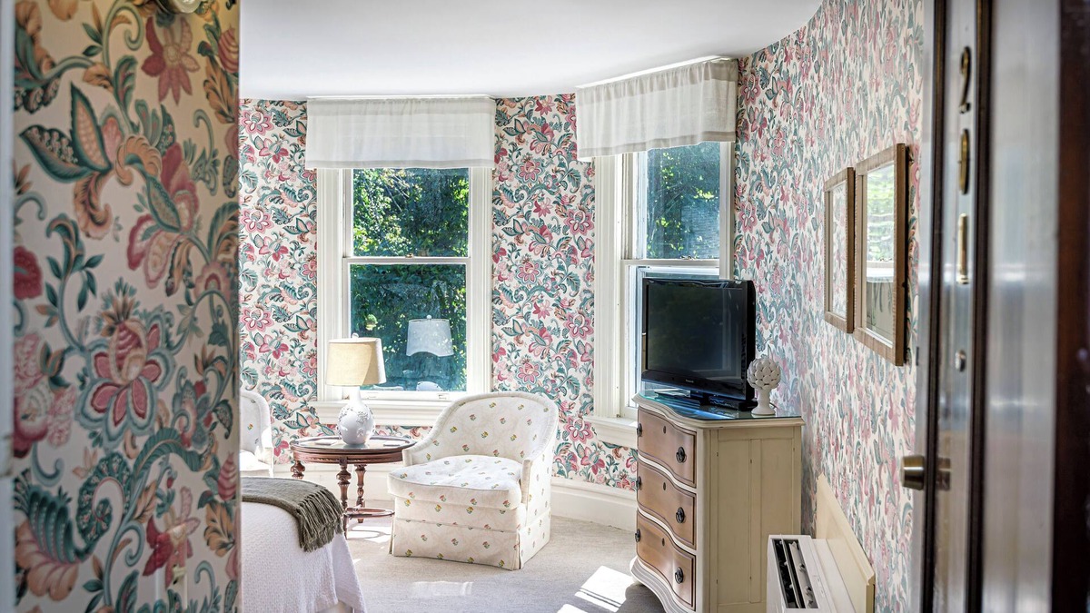 Ridgefield Hotel | The West Lane Inn - Queen Room