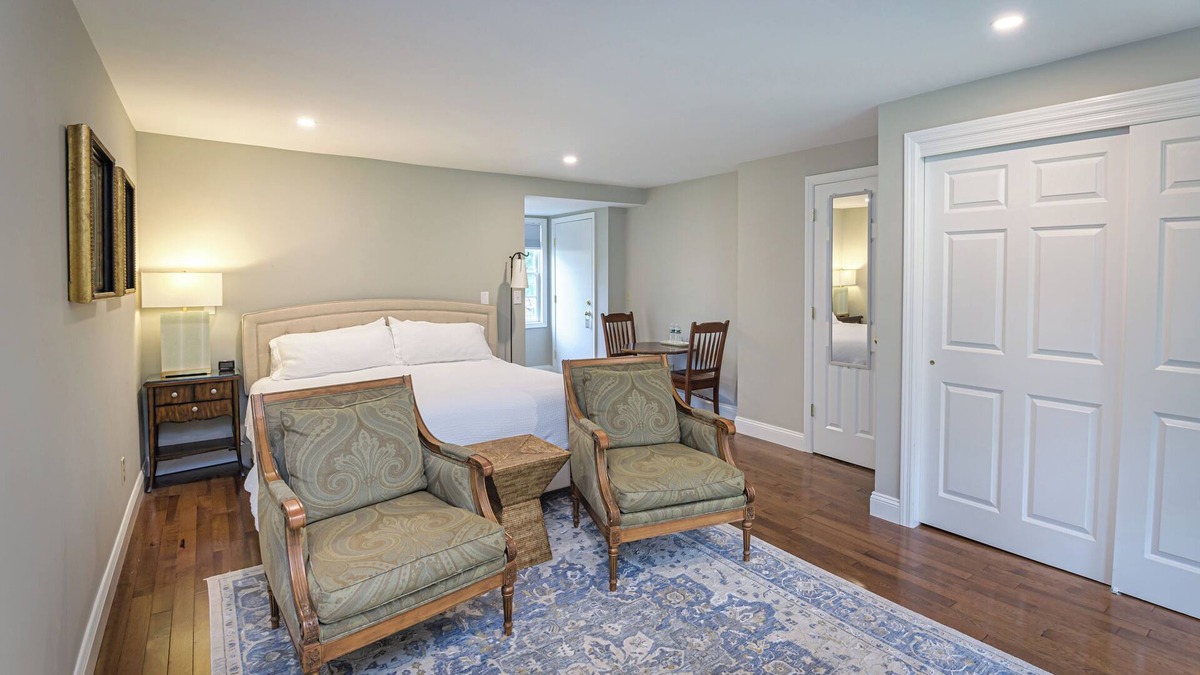 Ridgefield Hotel | The West Lane Inn - Queen Studio Suite with Kitchenette