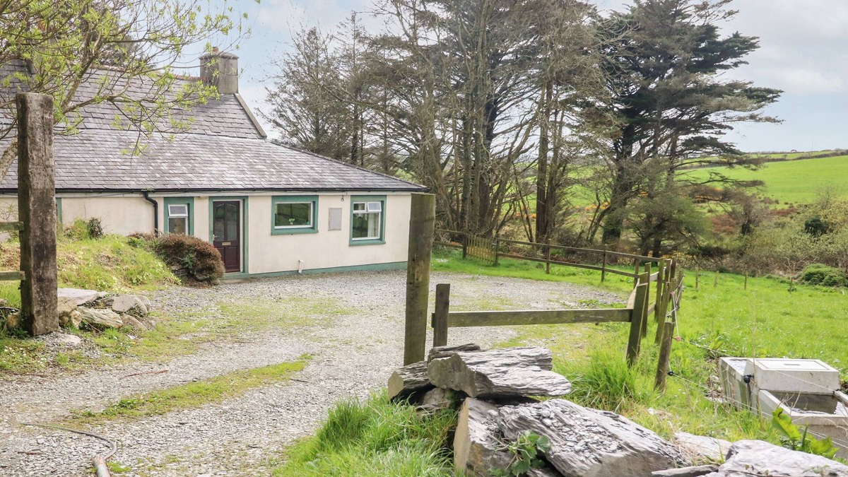 Skibbereen Cottage | THE WEST WING, with open fire in Ballydehob, County Cork