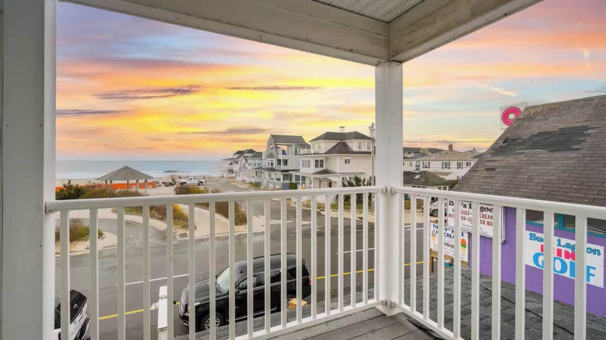 Hampton Apartment | The Whale Tail | Ocean Views | Private Balcony