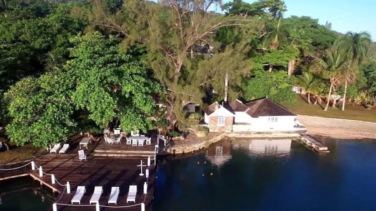 Reading House | The Wharf House - Old World Charm By The Sea