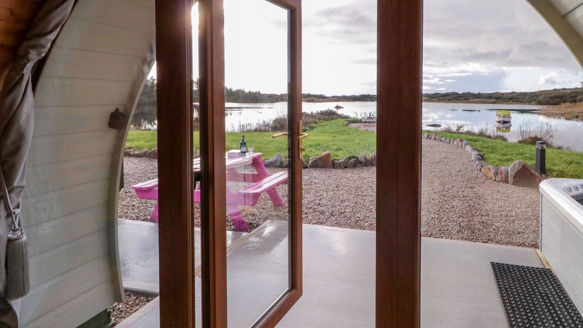 Burtonport Cottage | THE WHEELHOUSE POD NO. 2, romantic in Burtonport, County Donegal
