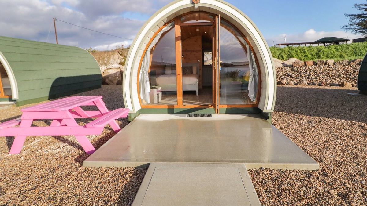 Burtonport Cottage | THE WHEELHOUSE POD NO. 7, romantic in Burtonport, County Donegal