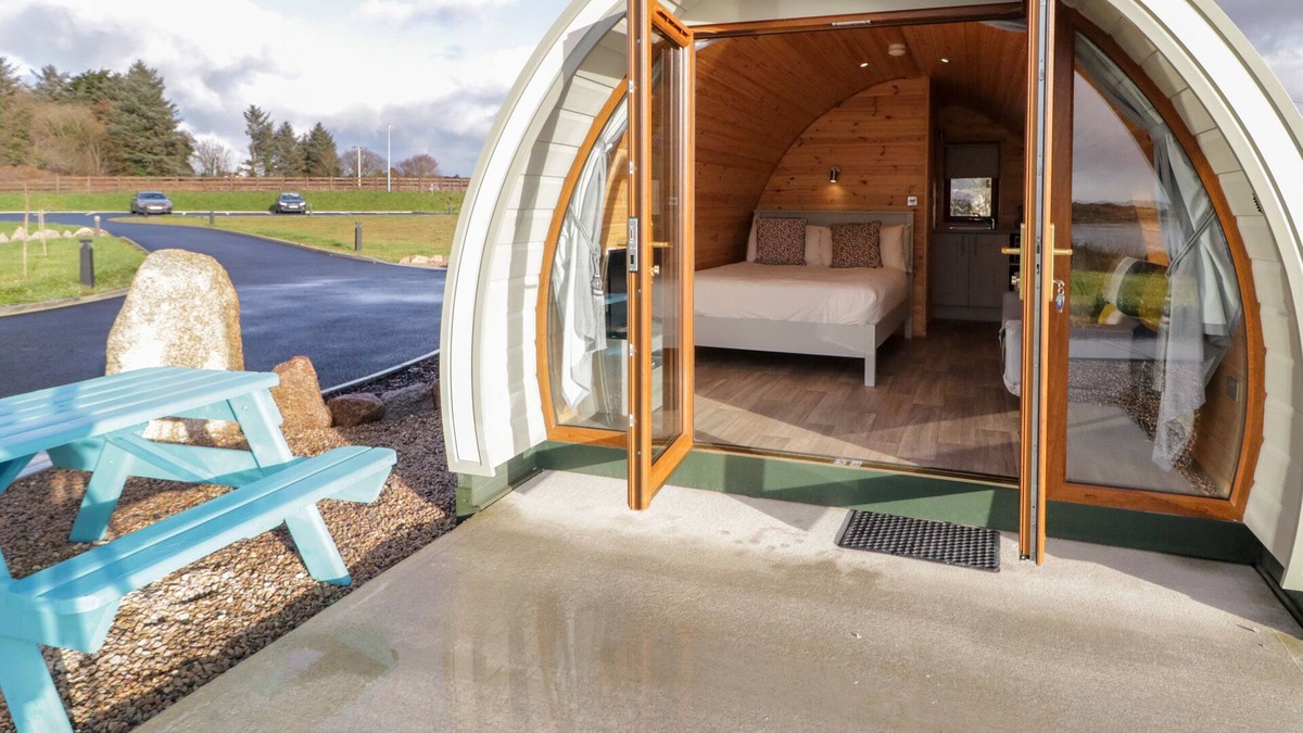 Burtonport Cottage | THE WHEELHOUSE POD NO. 4, romantic in Burtonport, County Donegal
