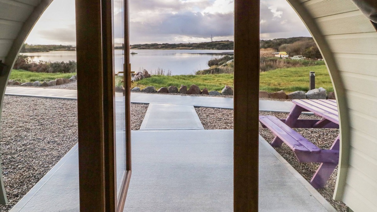 Burtonport Cottage | THE WHEELHOUSE POD NO. 5, romantic in Burtonport, County Donegal