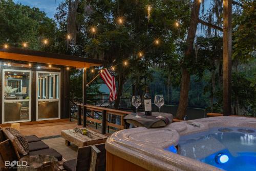 Jefferson House | The Whiskey Barrel Waterfront Wkayaks & Hot Tub