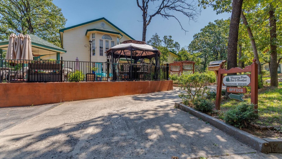 Norman Bed & Breakfast | The Whispering Pines Inn Bed & Breakfast