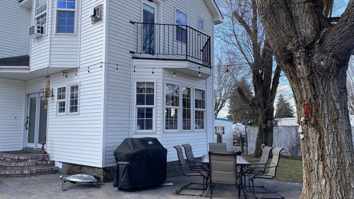 Klamath Falls House | THE WHITE HAVEN 7 beds, large yard, pets