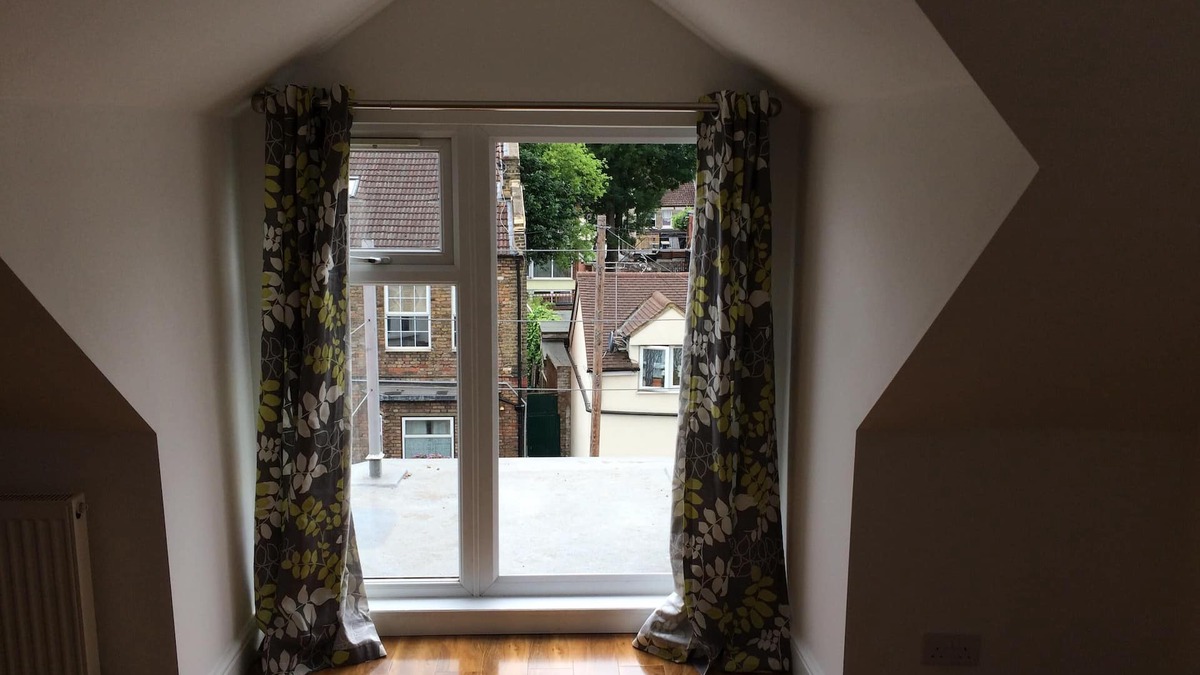 Cricklewood House | The White House 7 DOUBLE BED HOUSE FULLY-EQUIPPED