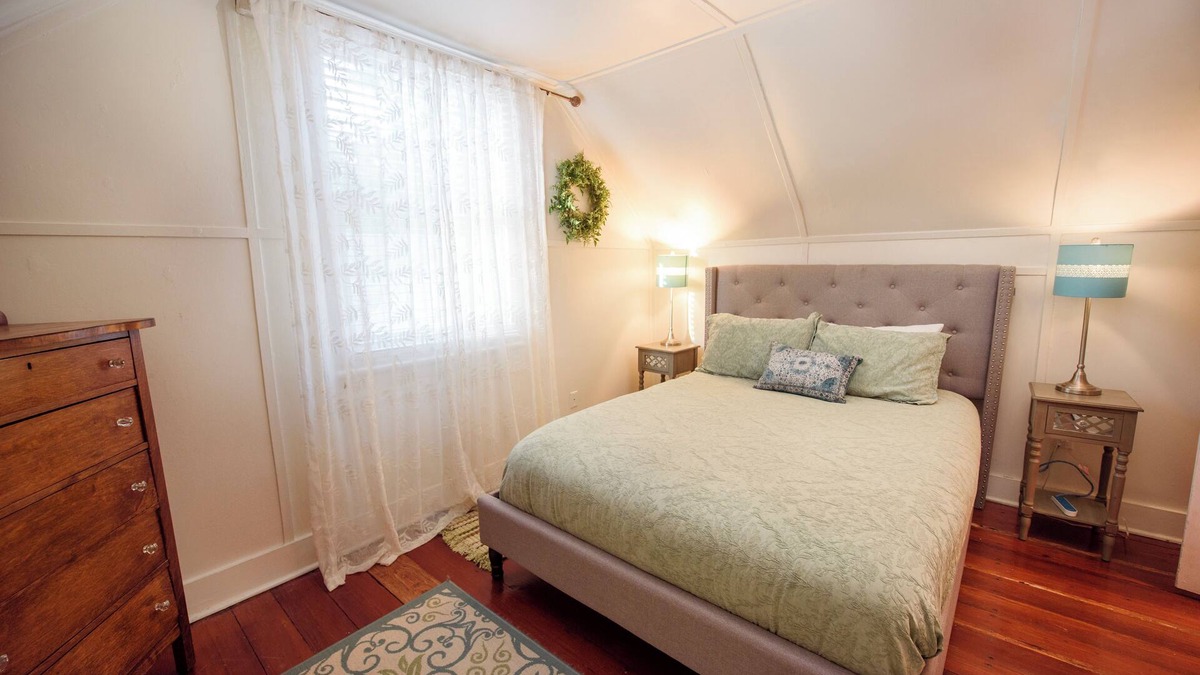 Gainesville Cottage | The White House, a charming 2-bedroom cottage in Downtown Gainesville