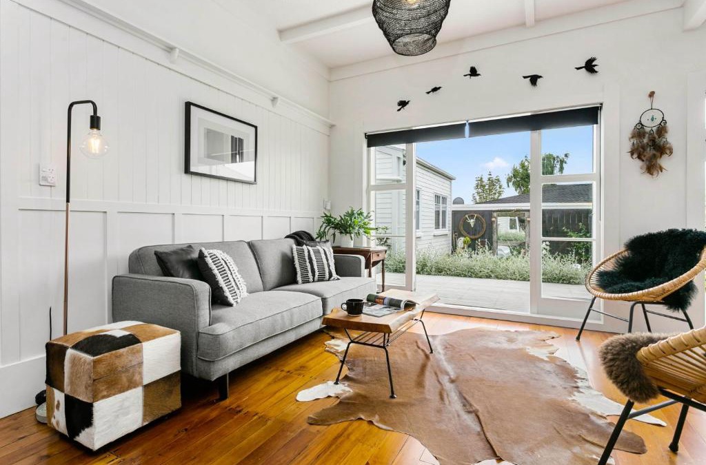Cambridge House | The White House A stylish bungalow with 2 bathrooms and easy walk to town