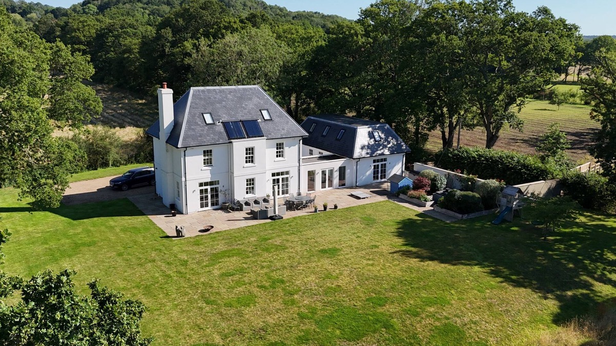 Kingsley Cottage | The White House - Bordon - sleeps 10 guests in 5 bedrooms