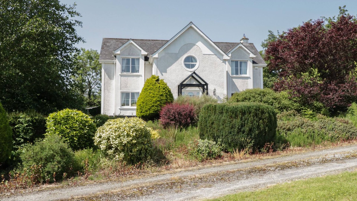 Drumshanbo Cottage | THE WHITE HOUSE, family friendly in Drumshanbo, County Leitrim