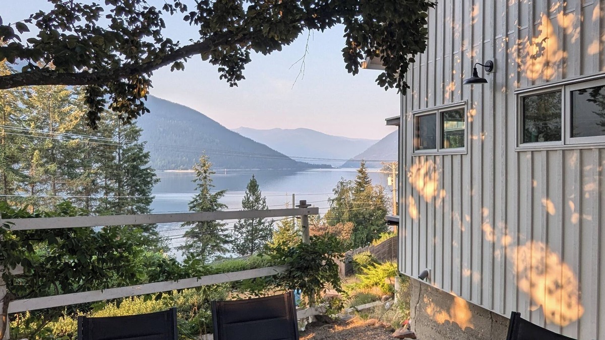 Nelson House | The White House - Lakeview, family friendly, A/C- Nelson BC