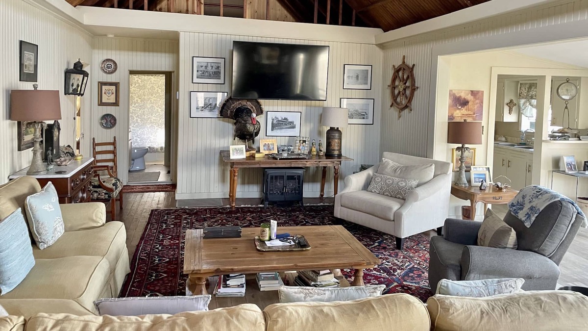 Dundee House | The White House on Moon Lake, amazing view in a comfortable, classy setting