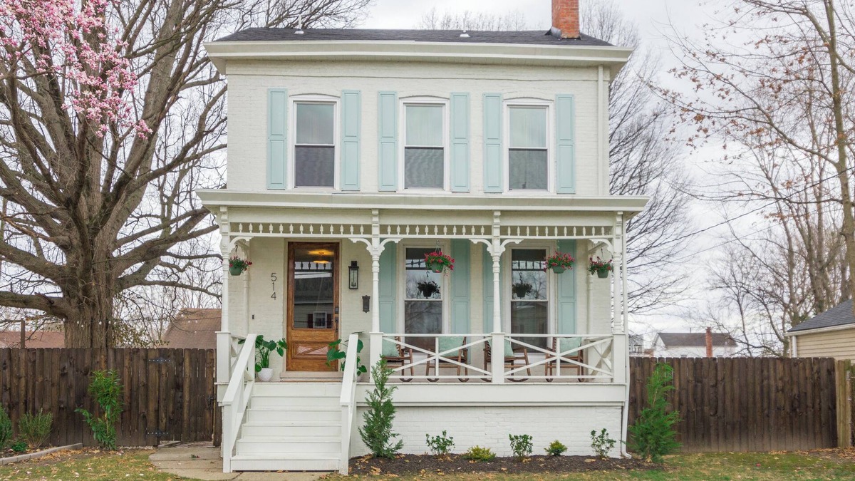 New Albany House | The White House on Oak - Minutes from Louisville