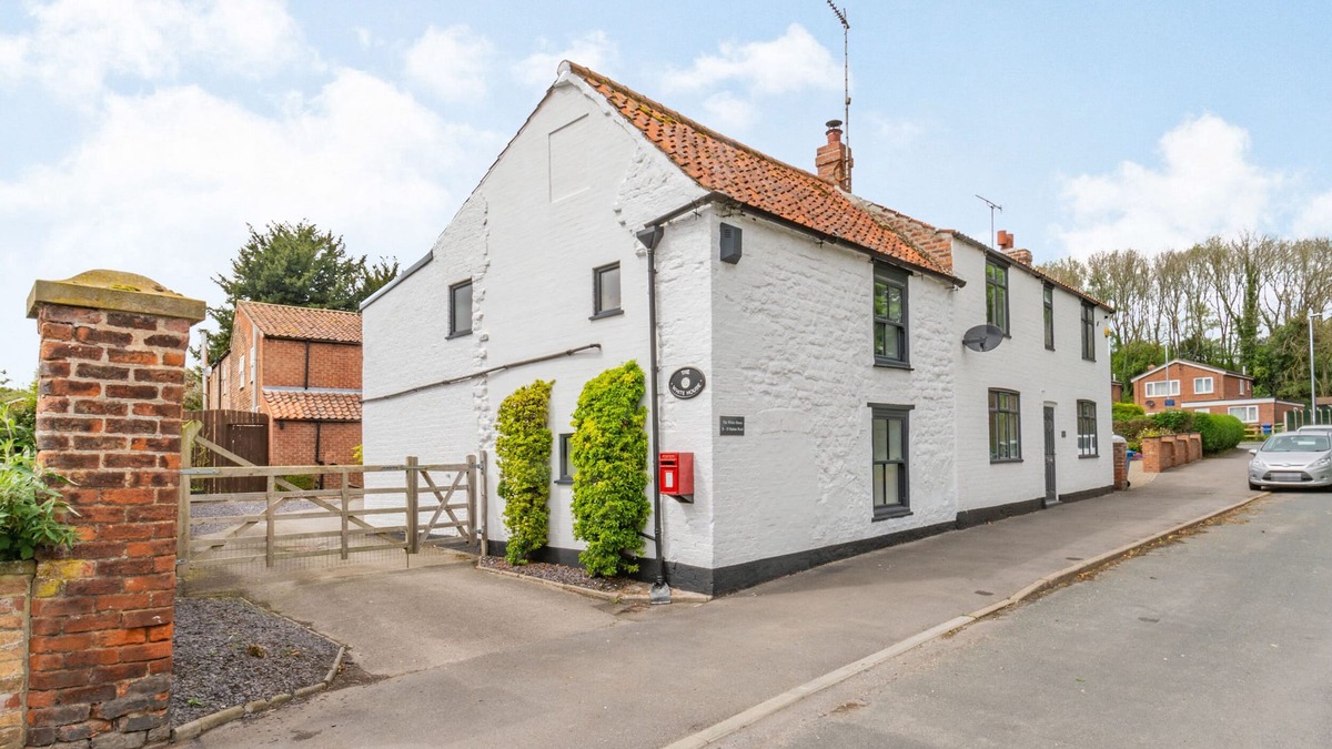 Kilnwick Cottage | THE WHITE HOUSE, pet friendly, with hot tub in Middleton On The Wolds