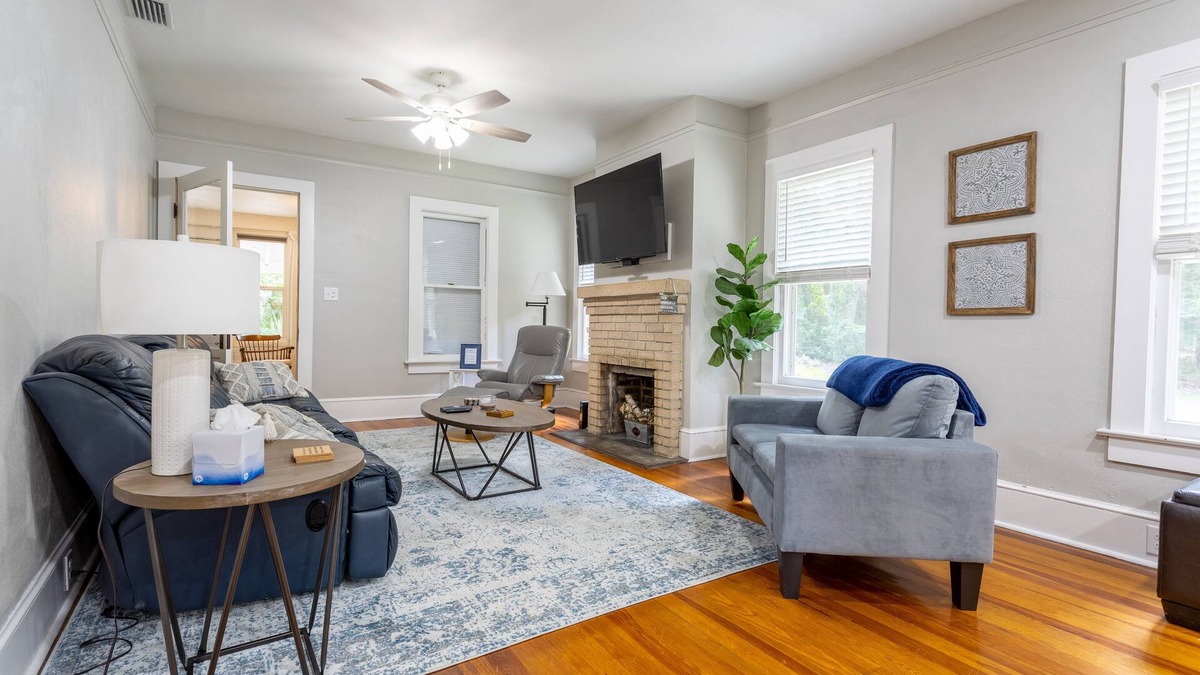 Gainesville House | The White House - Remodeled quaint home with spacious yard - 2.5 miles from UF