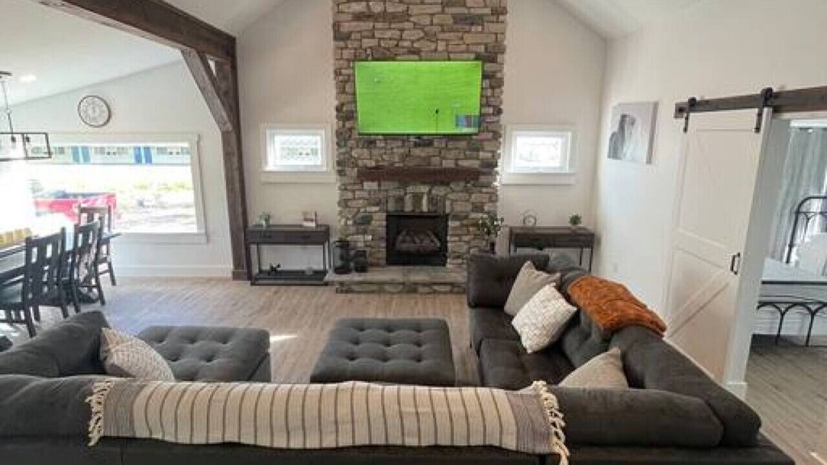 Conneaut Lakeshore House | The White House - Spacious Modernized Farmhouse