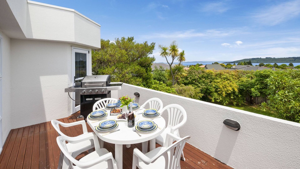 Wharewaka Cottage | The White House - Taupo Holiday Home