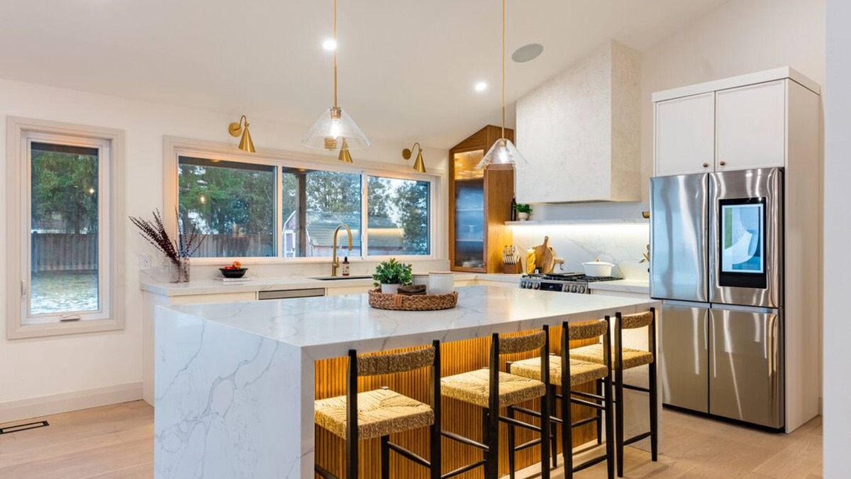 Caledonia House | The White House w/Hot Tub