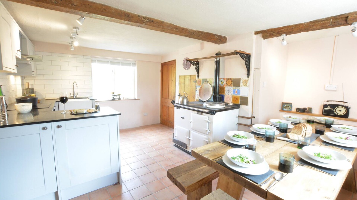 Homersfield Cottage | THE WHITE HOUSE WITH STUDIO, pet friendly, with open fire in Wortwell