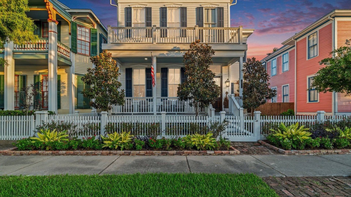 Galveston House | The White Pelican Inn-Trolley, a 5 Minute Walk, Stops at Seawall/Beach!