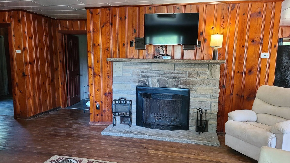 Hillsboro Cabin | The White Stag