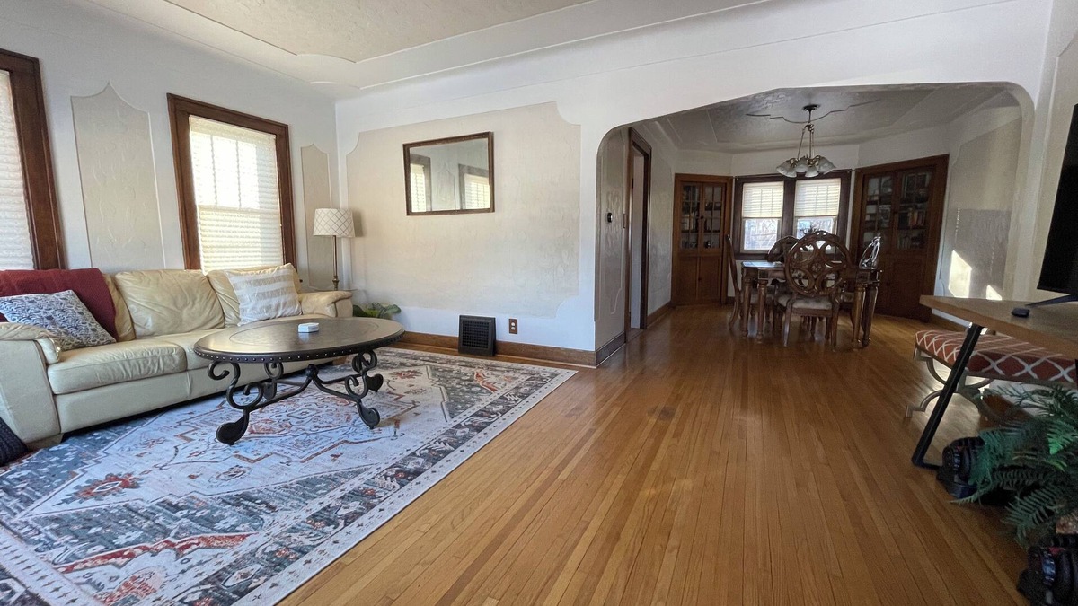Sioux Falls House | The Wildflower w/2 Kitchens & Laundry in Central, Safe, Spotless 1920s Bungalow