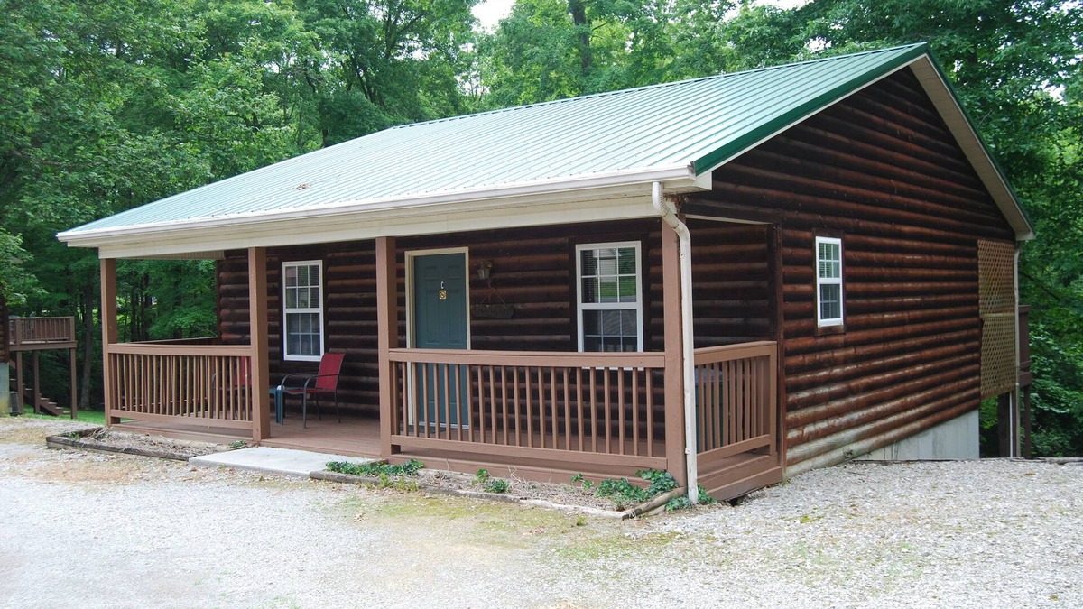 Russell Springs Cabin | The Wildlife Hot Tub Cabin @ LakePointe Resort - no cleaning fees!