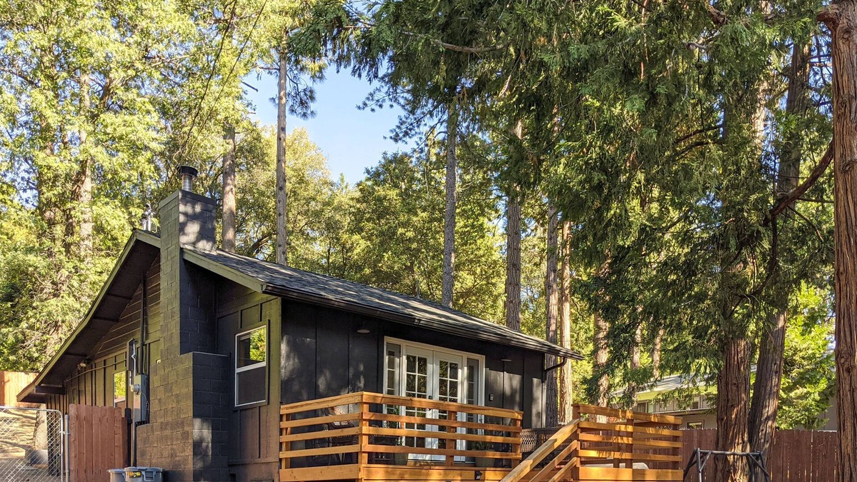 Pine Cove Cabin | The Wile Cabin with Spa, Fireplace *Pet Friendly