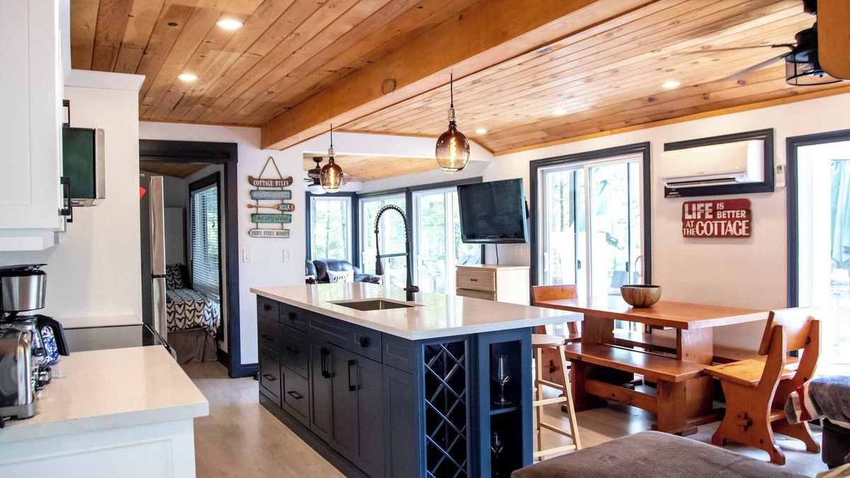 Gravenhurst Cottage | The Willow | Lakefront Cottage | Muskoka