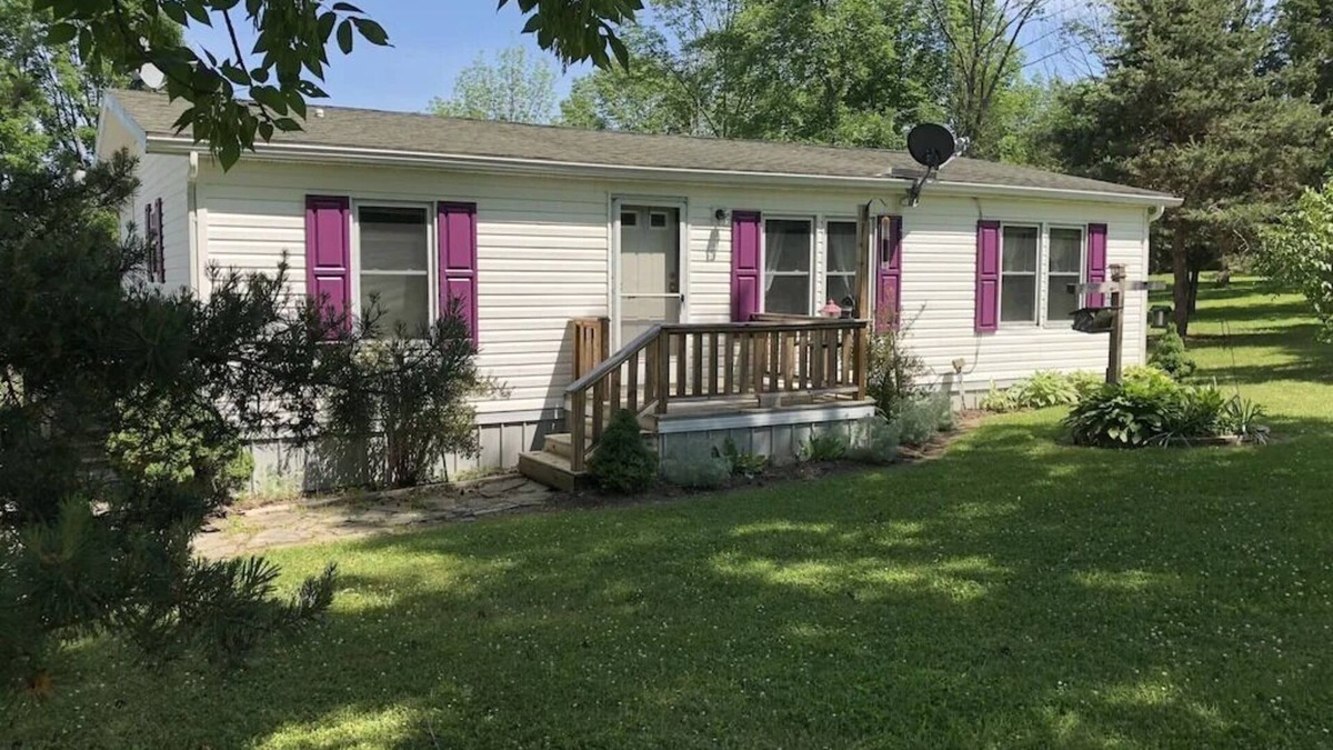 Valois House | The Willow-Seneca Lake-Countryside-Hot Tub-Wine Trail - Pets, Across Road From Wiemer Vineyard