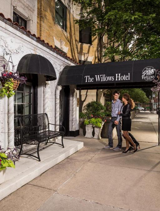 Lake View East Hotel | The Willows Hotel