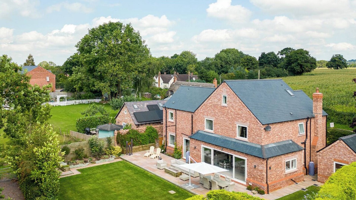 Tarporley House | THE WILLOWS, pet friendly, luxury holiday cottage in Tarporley