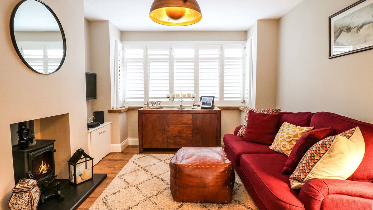 Melton Mowbray Cottage | THE WILLOWS, pet friendly, with hot tub in Melton Mowbray